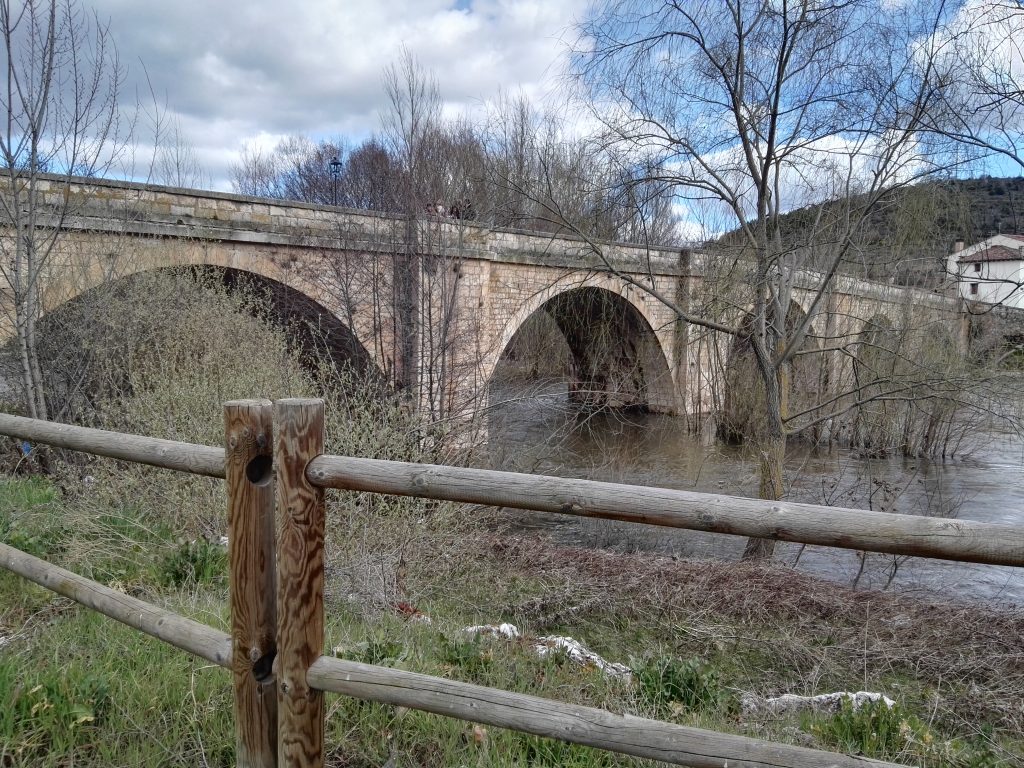 Puente Medieval sobre el Río Arlanza en Covarrubias