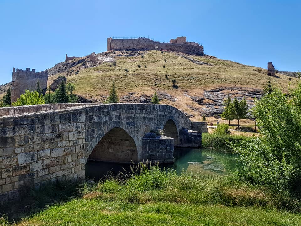 Castillo de Uxama desde el puente romano
