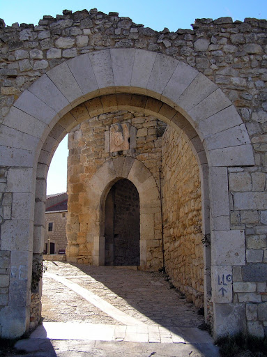 Arco de acceso a la villa
